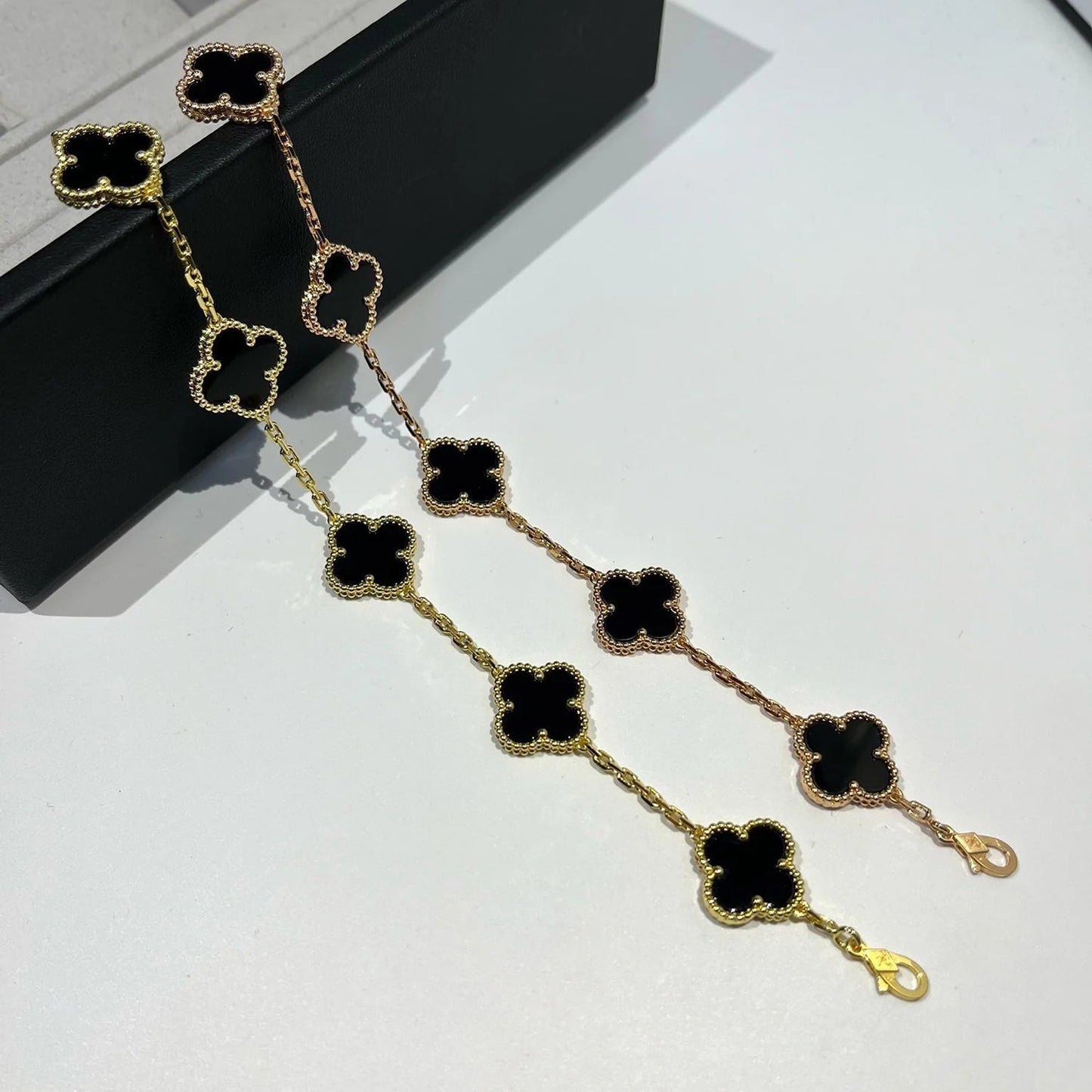 [Sparkle]GLÜCKSKLEE-ARMREIF MIT 5 MOTIVEN – KOLLEKTION SCHWARZES ONYX
