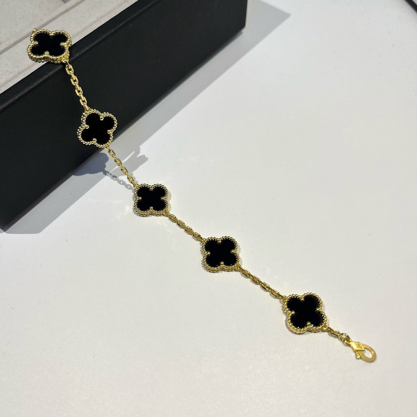 [Sparkle]GLÜCKSKLEE-ARMREIF MIT 5 MOTIVEN – KOLLEKTION SCHWARZES ONYX