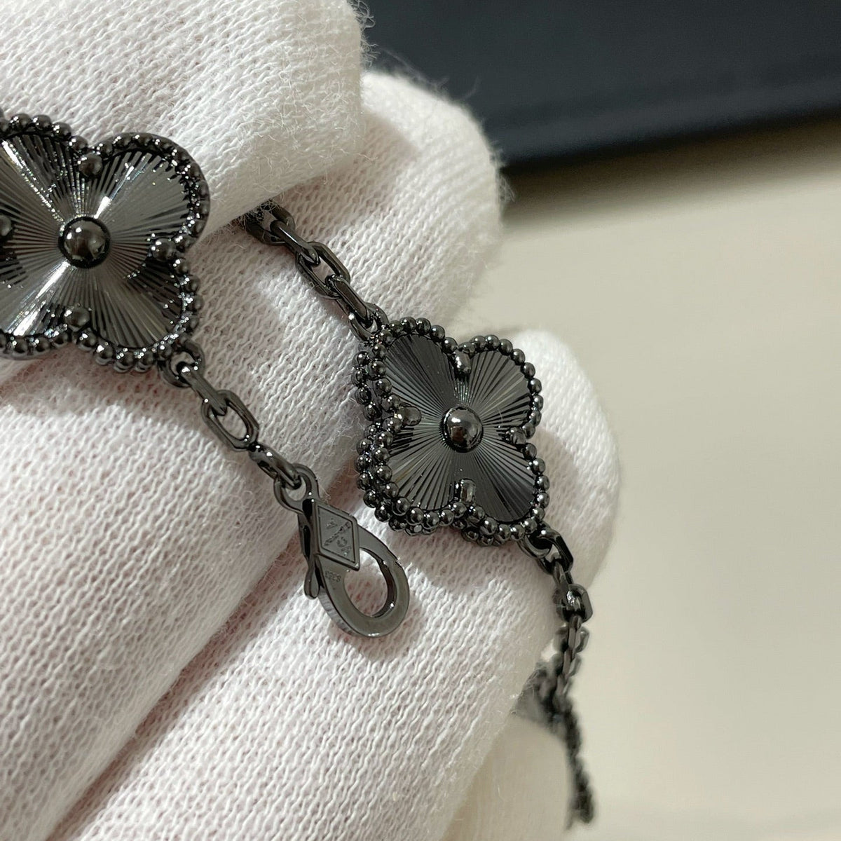[sparkle Jewelry ]CLOVER 5 MOTIF BLACK BRACELET