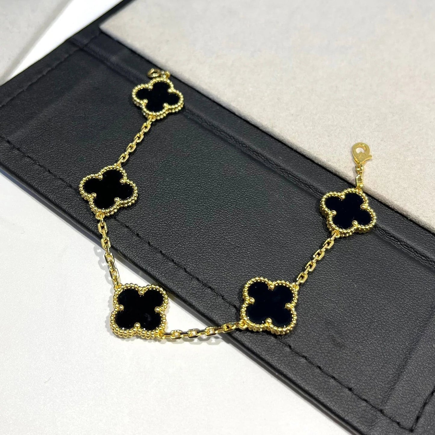 [Sparkle]GLÜCKSKLEE-ARMREIF MIT 5 MOTIVEN – KOLLEKTION SCHWARZES ONYX