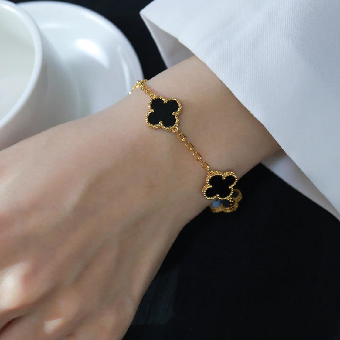 [Sparkle]GLÜCKSKLEE-ARMREIF MIT 5 MOTIVEN – KOLLEKTION SCHWARZES ONYX