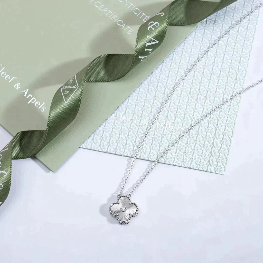 [sparkle Jewelry ]CLOVER  15MM DIAMOND LASER NECKLACE SILVER