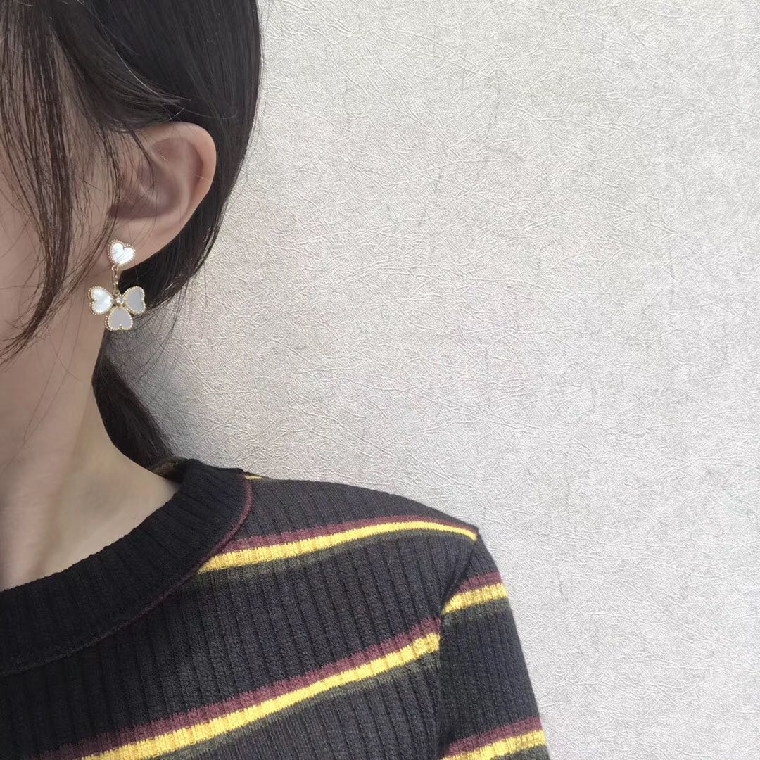 [sparkle Jewelry ]CLOVER SWEET WHITE MOP EARRINGS