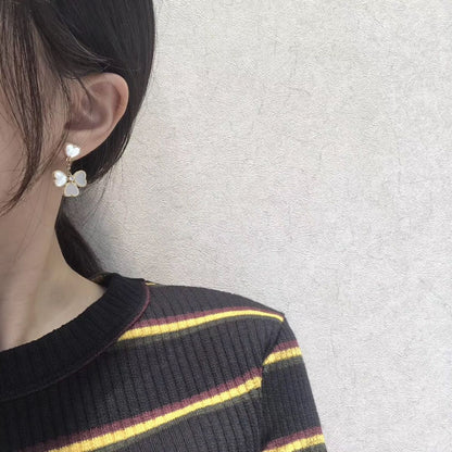 [sparkle Jewelry ]CLOVER SWEET WHITE MOP EARRINGS