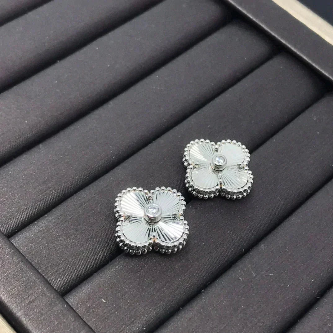 [sparkle Jewelry ]CLOVER MINI 9.5MM LASER EARRINGS