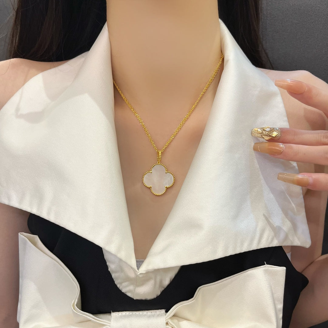 [sparkle Jewelry ]CLOVER 25MM MOP LARGE PENDANT NECKLACE