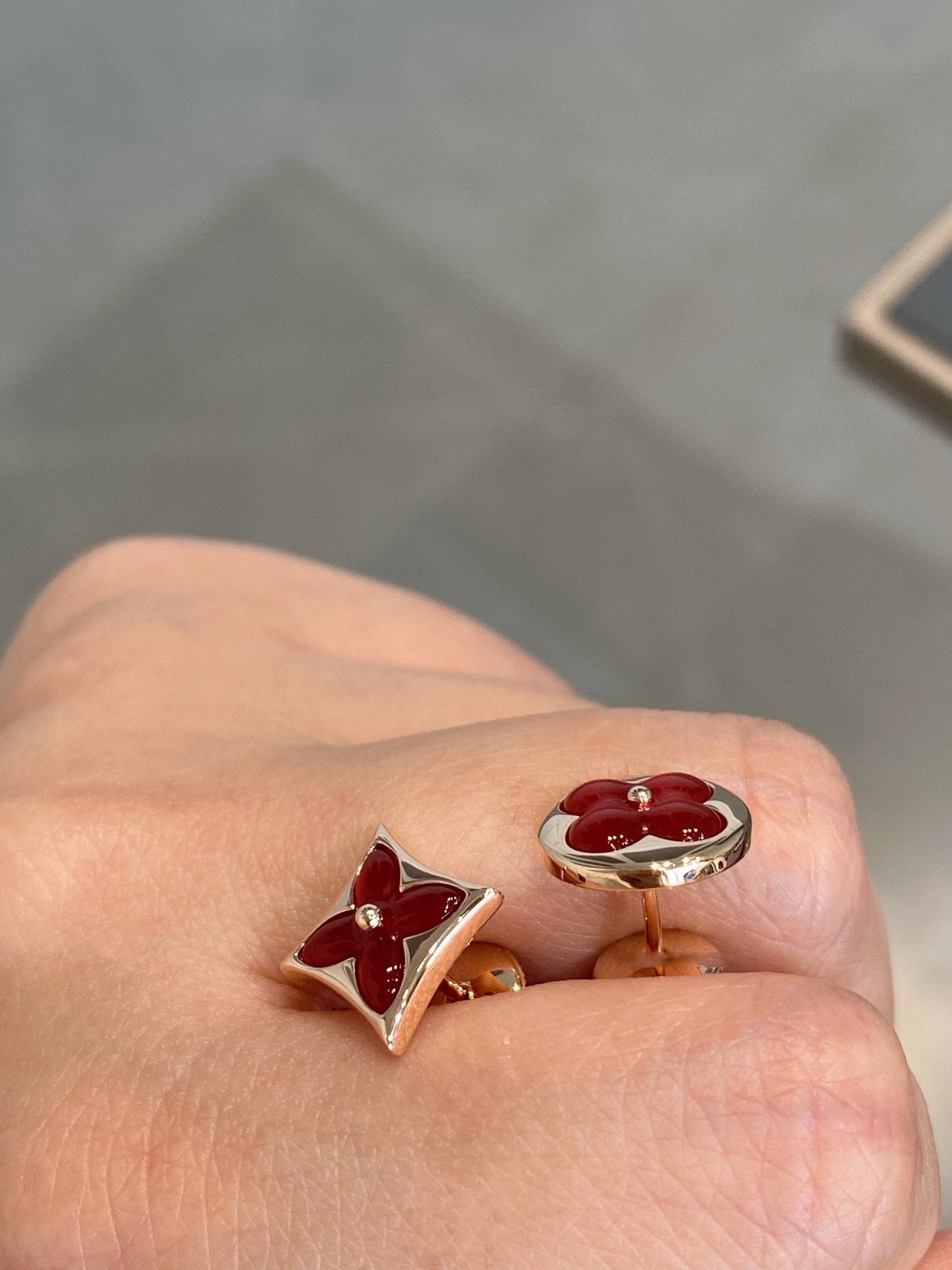 [Sparkle]STERN- UND SONNEN-OHRSTECKER AUS ROSÉGOLD MIT KARNEOL