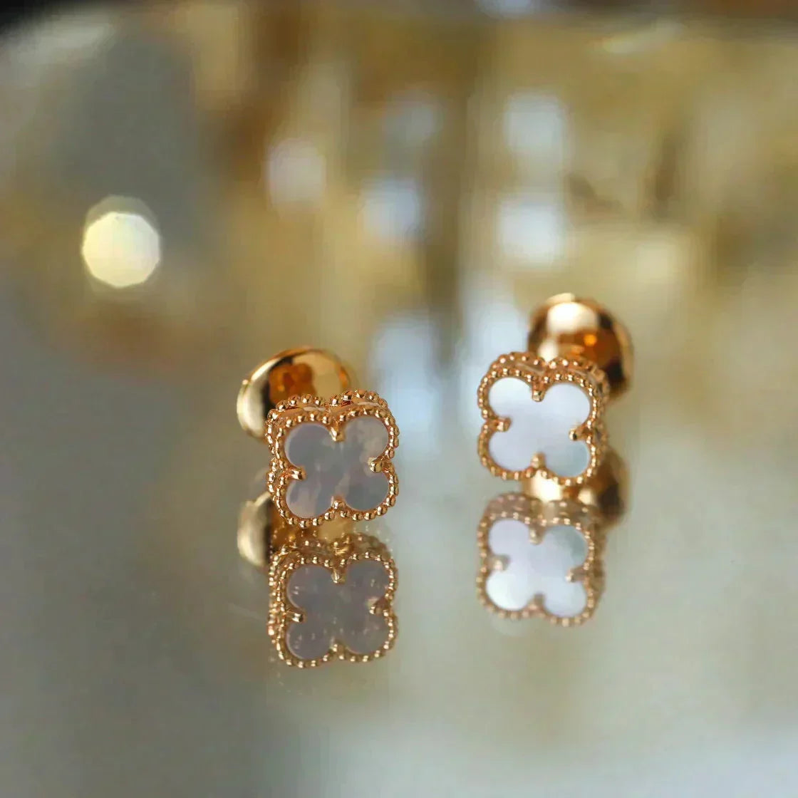 [sparkle Jewelry ]CLOVER MINI 9.5MM WHITE MOP EARRINGS