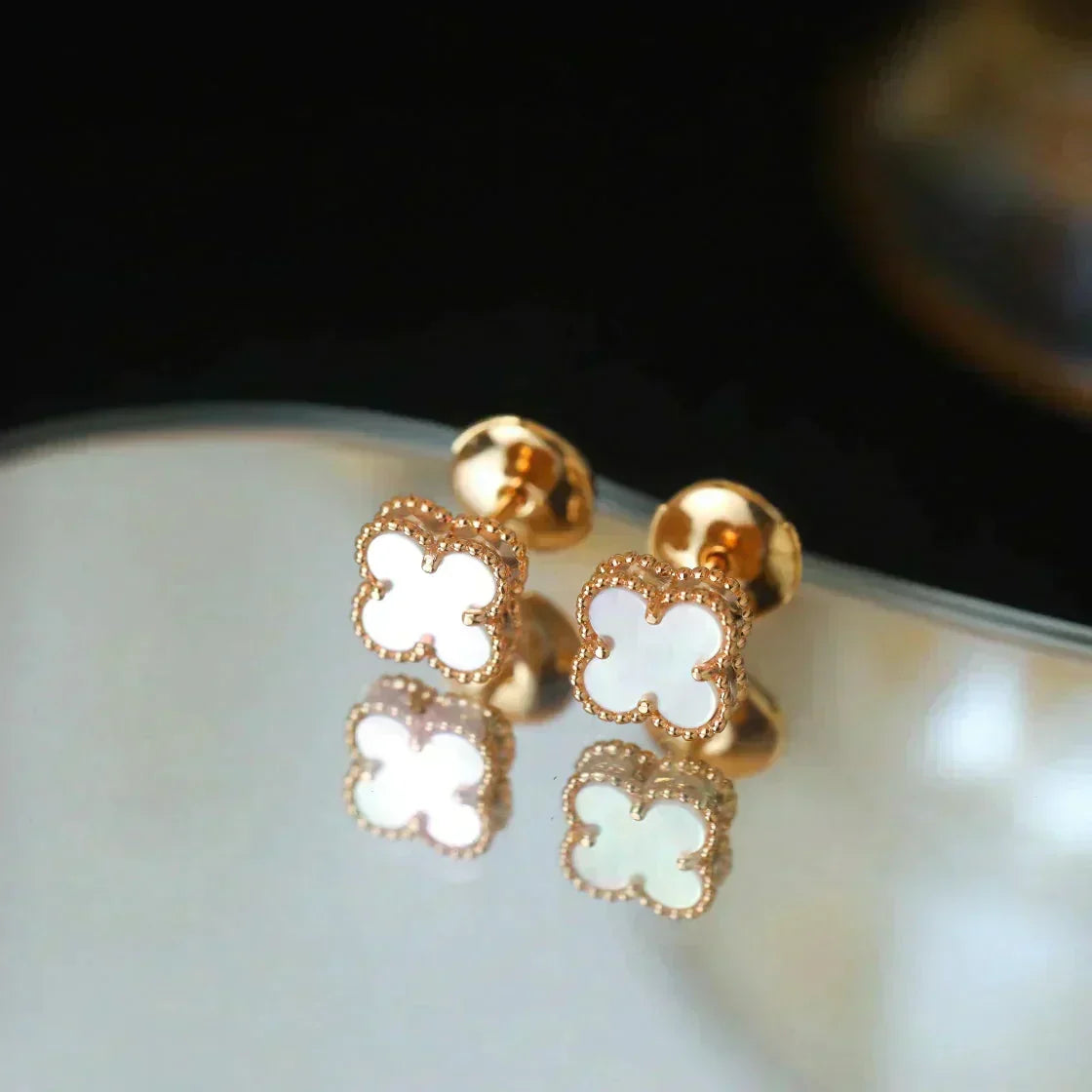[sparkle Jewelry ]CLOVER MINI 9.5MM WHITE MOP EARRINGS