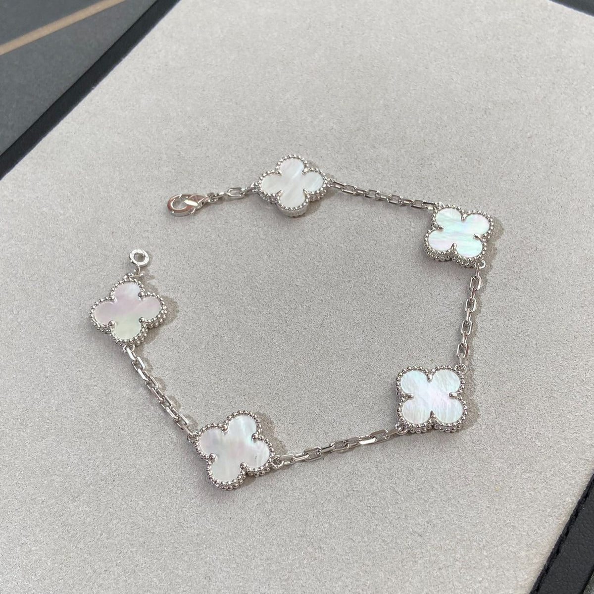 [sparkle Jewelry ]CLOVER WHITE PEARL MOP 5 MOTIF BRACELET COLLECTION