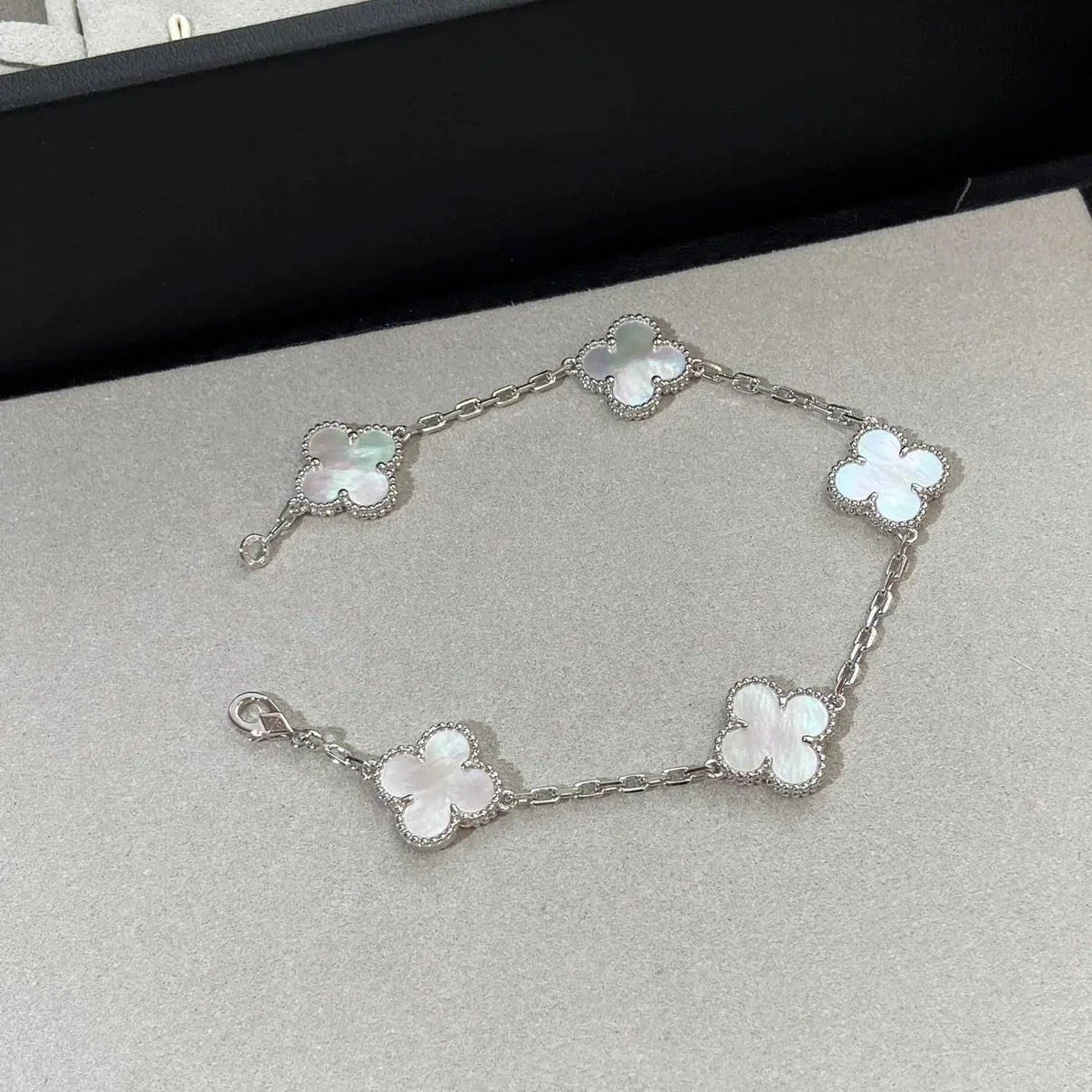 [Sparkle]LUCKY CLOVER 5モチーフ ブレスレット - マザーオブパール コレクション