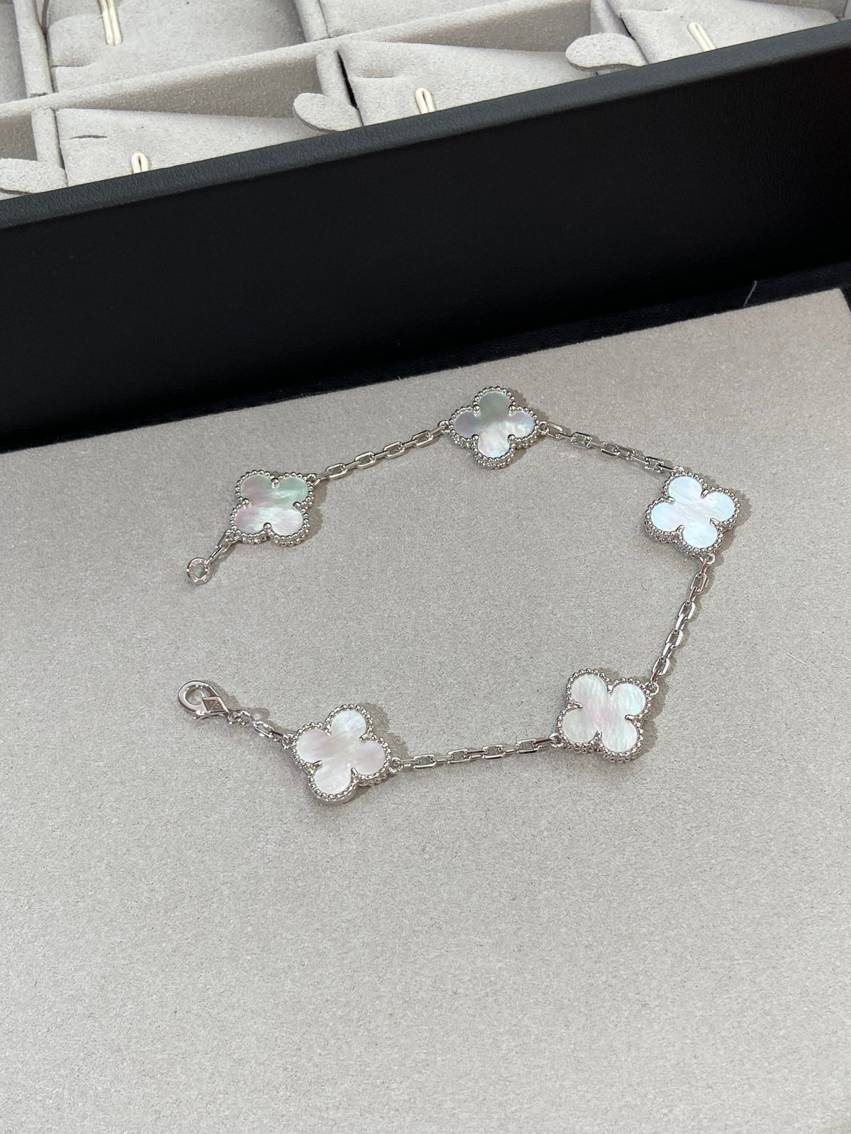 [sparkle Jewelry ]CLOVER WHITE PEARL MOP 5 MOTIF BRACELET COLLECTION