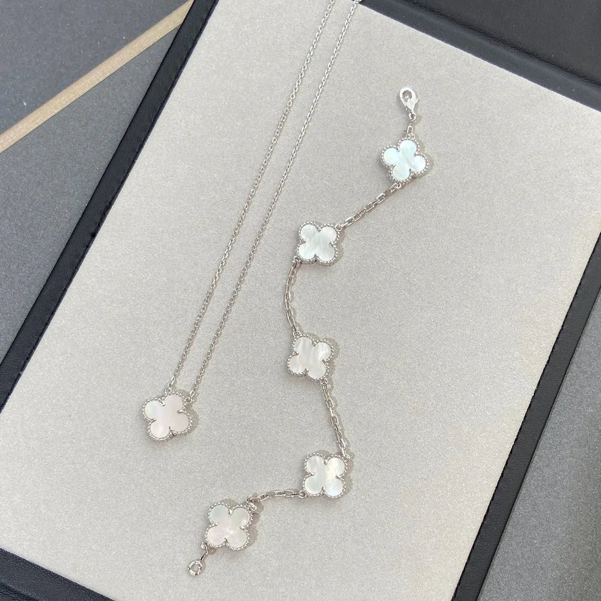 [Sparkle]LUCKY CLOVER 5モチーフ ブレスレット - マザーオブパール コレクション