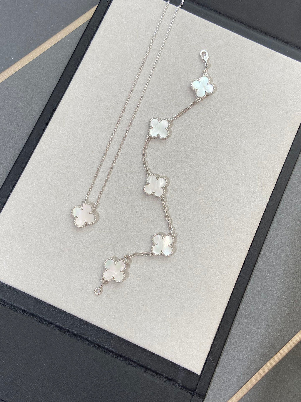 [sparkle Jewelry ]CLOVER WHITE PEARL MOP 5 MOTIF BRACELET COLLECTION