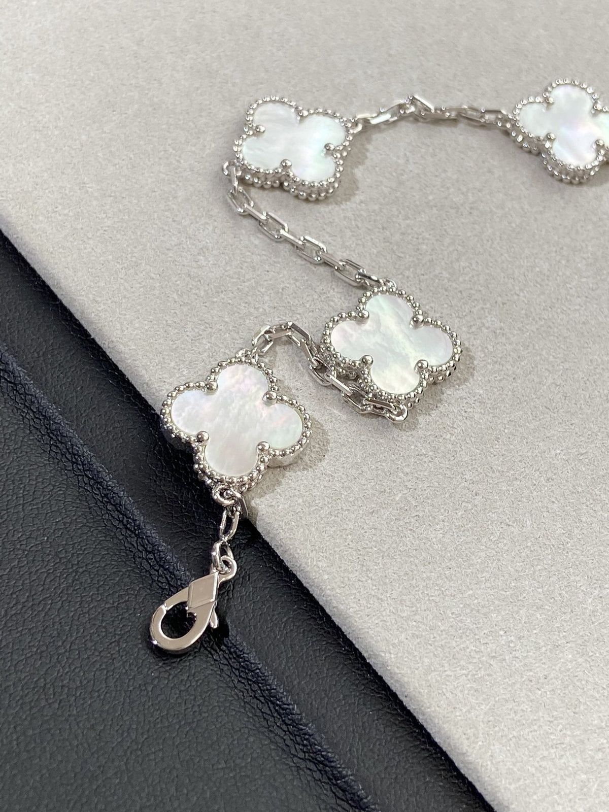 [sparkle Jewelry ]CLOVER WHITE PEARL MOP 5 MOTIF BRACELET COLLECTION