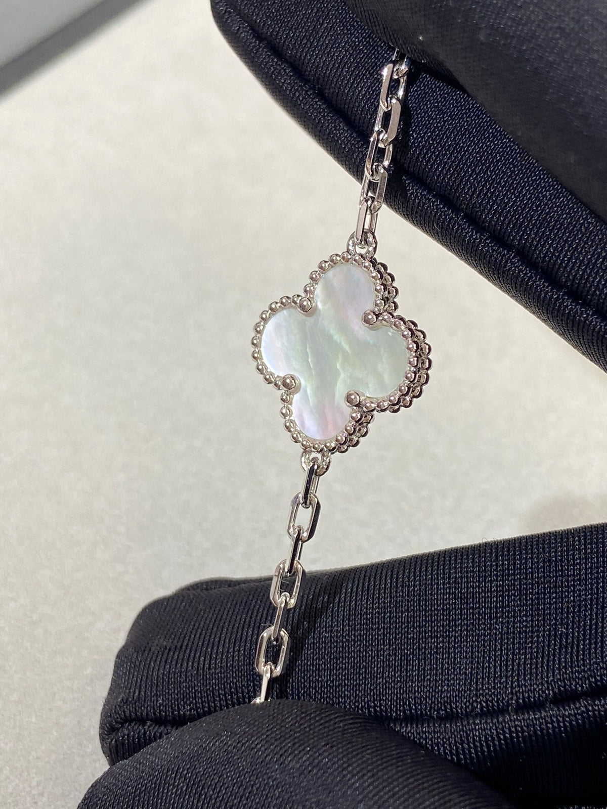[sparkle Jewelry ]CLOVER WHITE PEARL MOP 5 MOTIF BRACELET COLLECTION