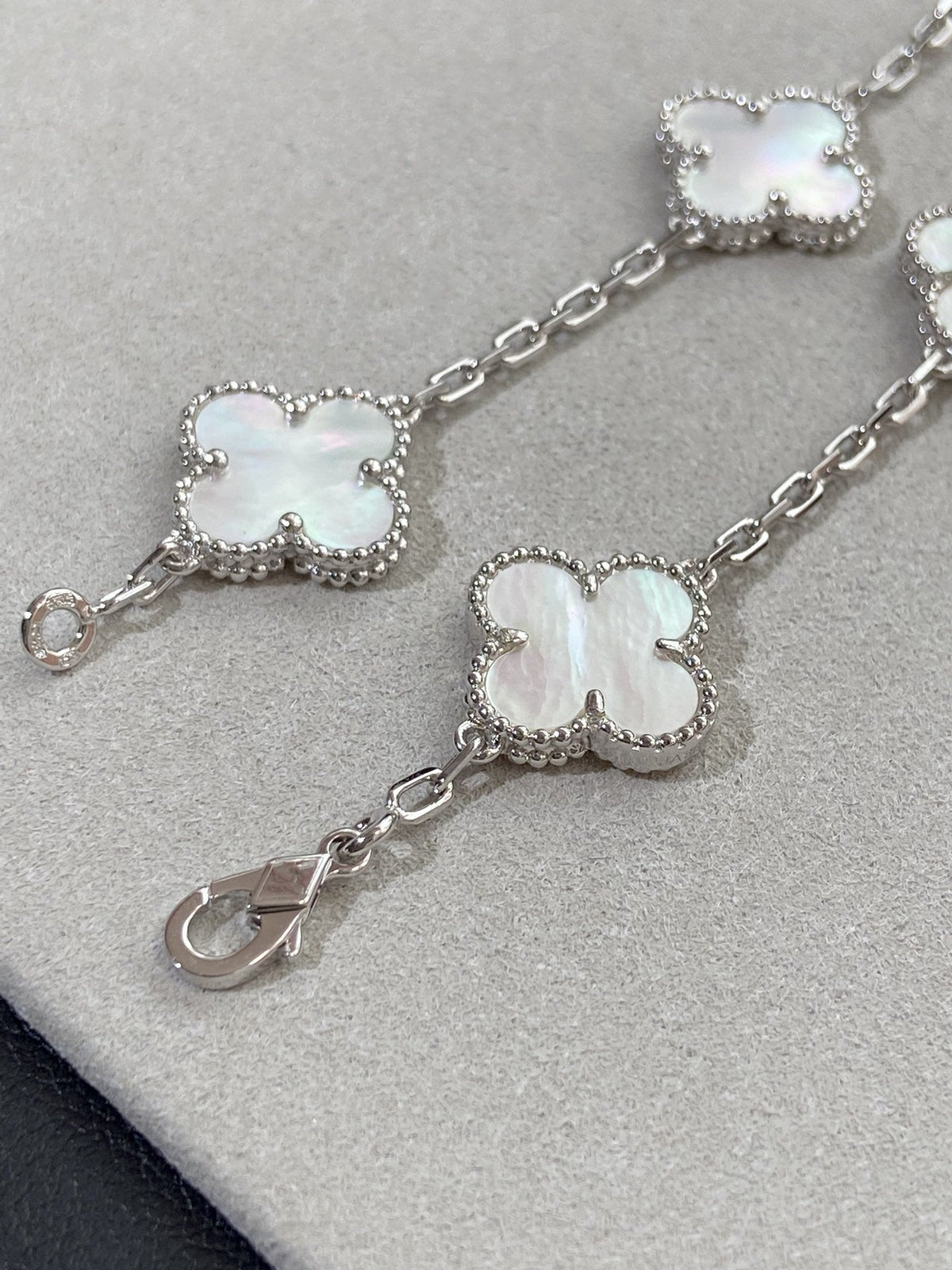 [sparkle Jewelry ]CLOVER WHITE PEARL MOP 5 MOTIF BRACELET COLLECTION