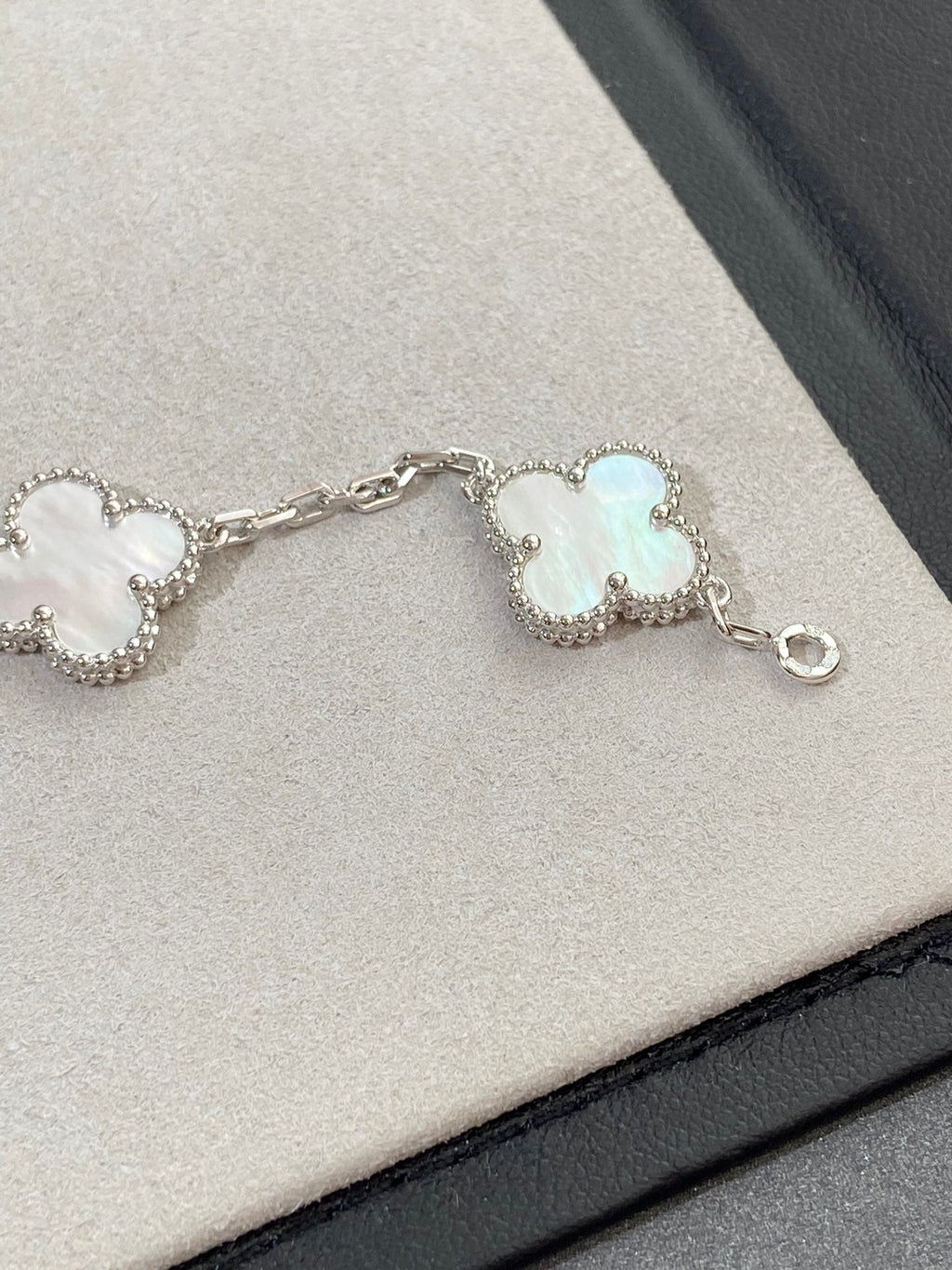 [sparkle Jewelry ]CLOVER WHITE PEARL MOP 5 MOTIF BRACELET COLLECTION