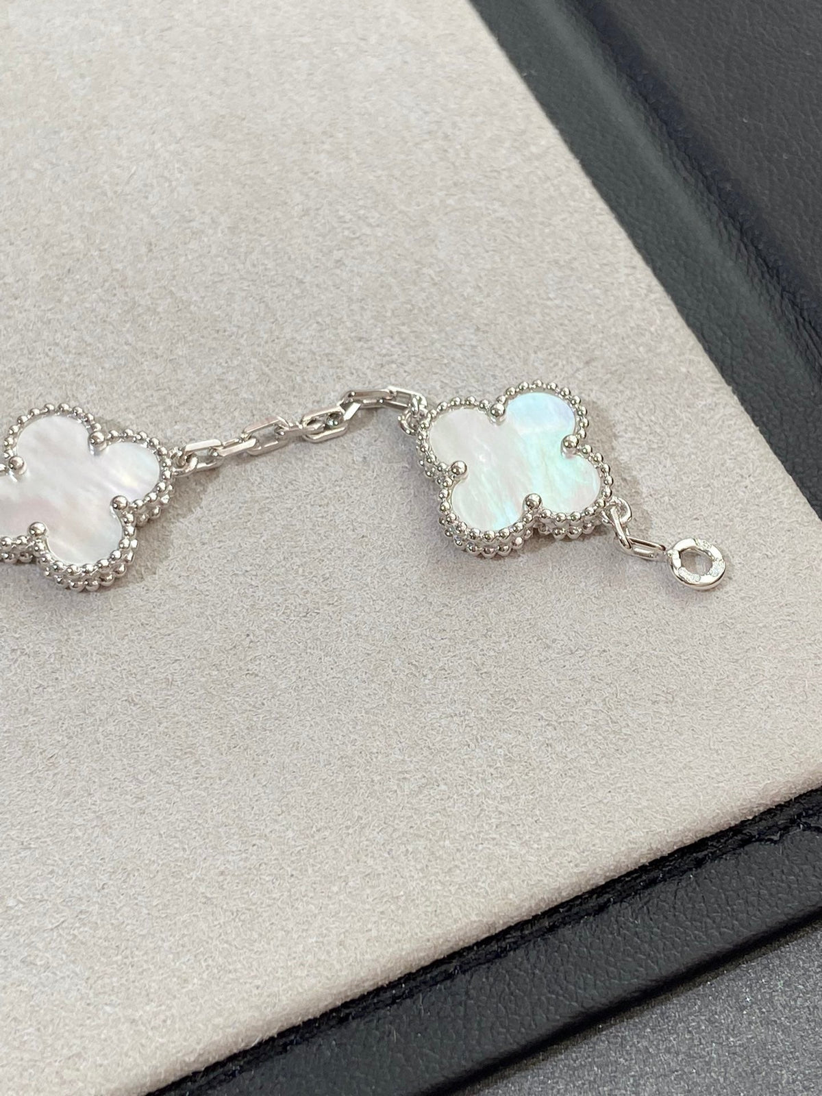 [sparkle Jewelry ]CLOVER WHITE PEARL MOP 5 MOTIF BRACELET COLLECTION