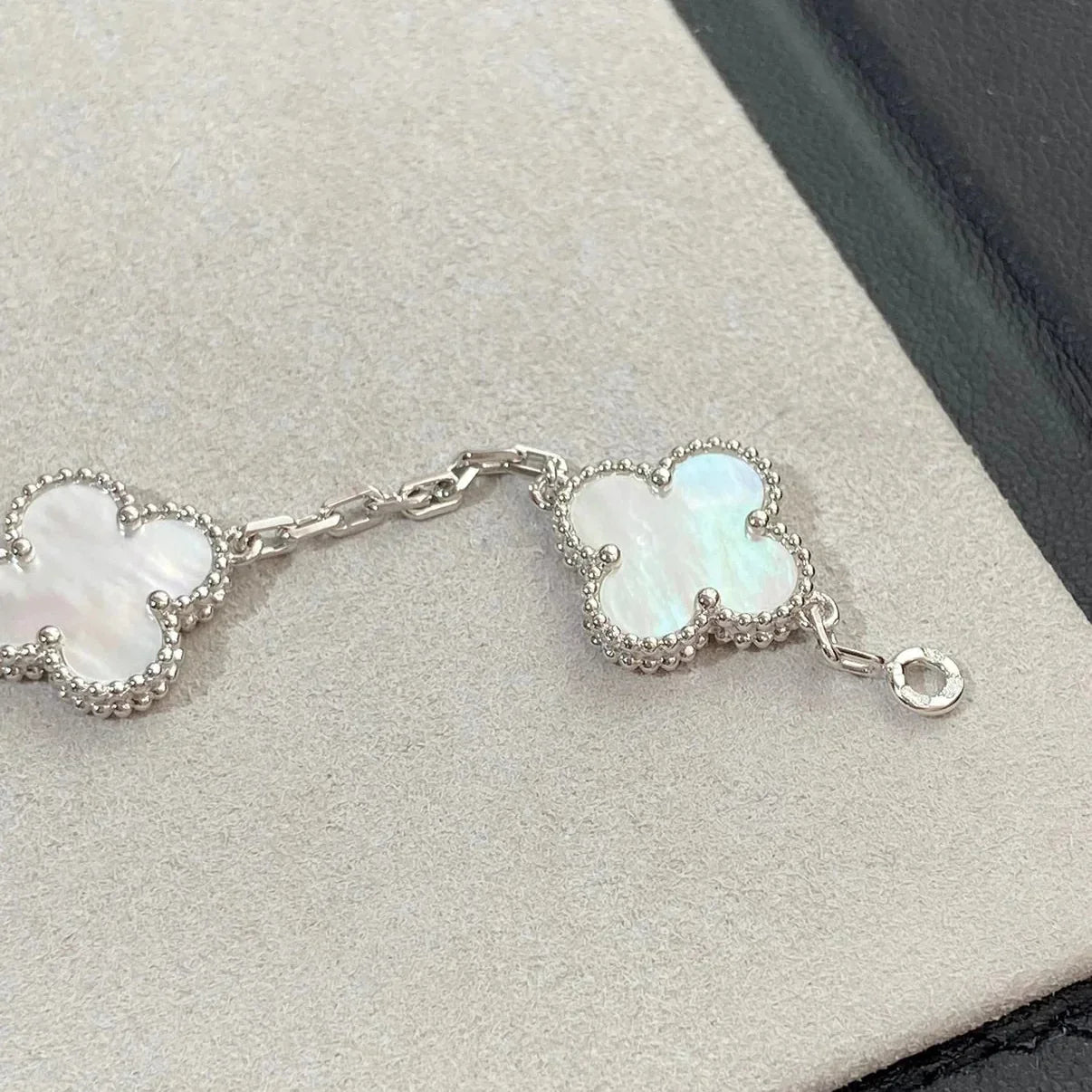 [Sparkle]LUCKY CLOVER 5モチーフ ブレスレット - マザーオブパール コレクション