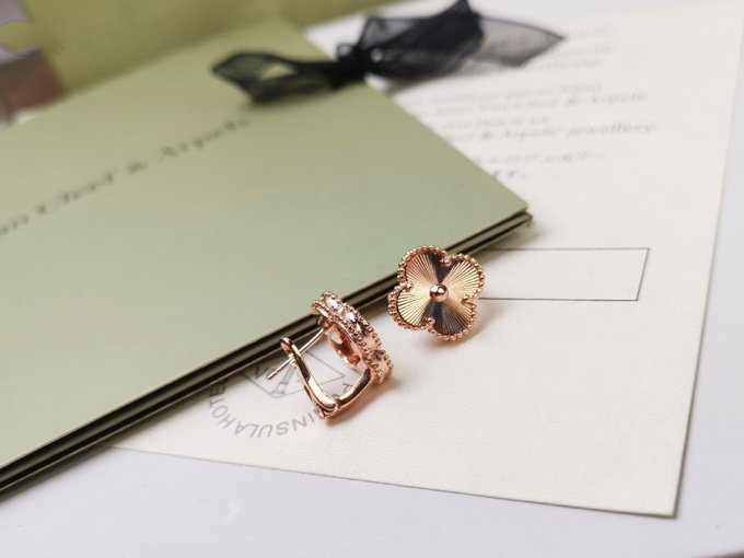 [sparkle Jewelry ]CLOVER MEDIUM STUD EARRINGS