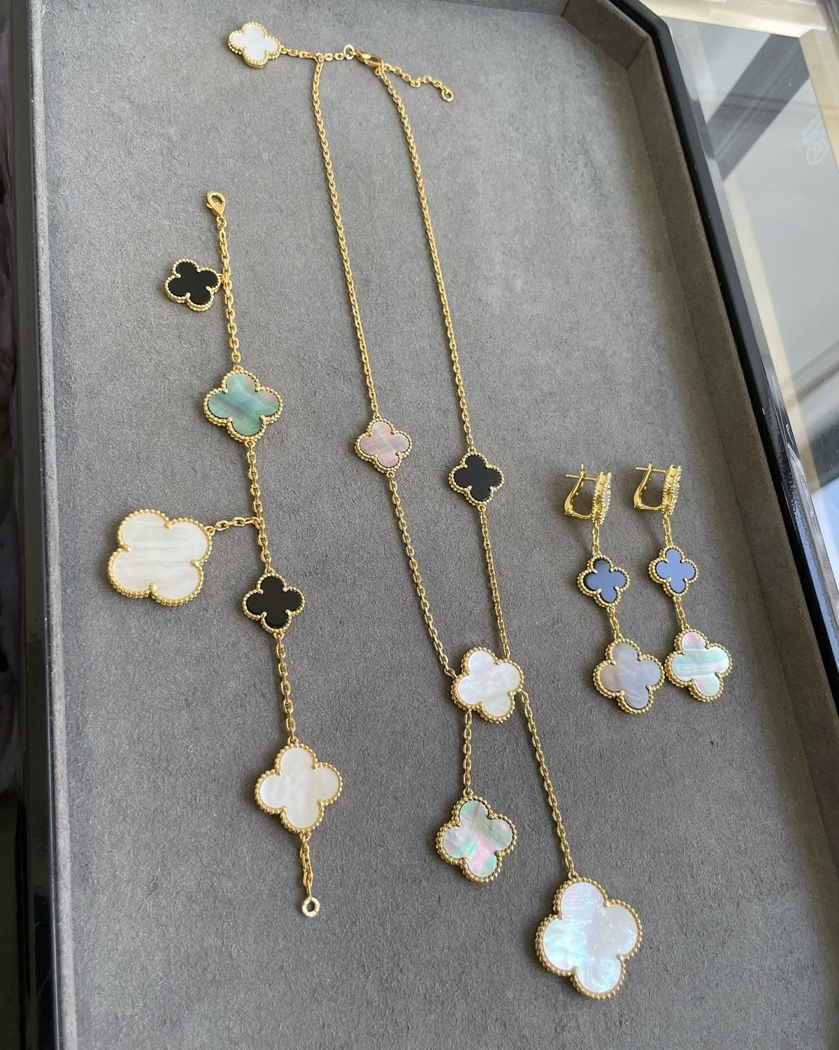 [sparkle Jewelry ]CLOVER 3 MOTIF MOP ONYX DARK MOP PINK GOLD EARRINGS
