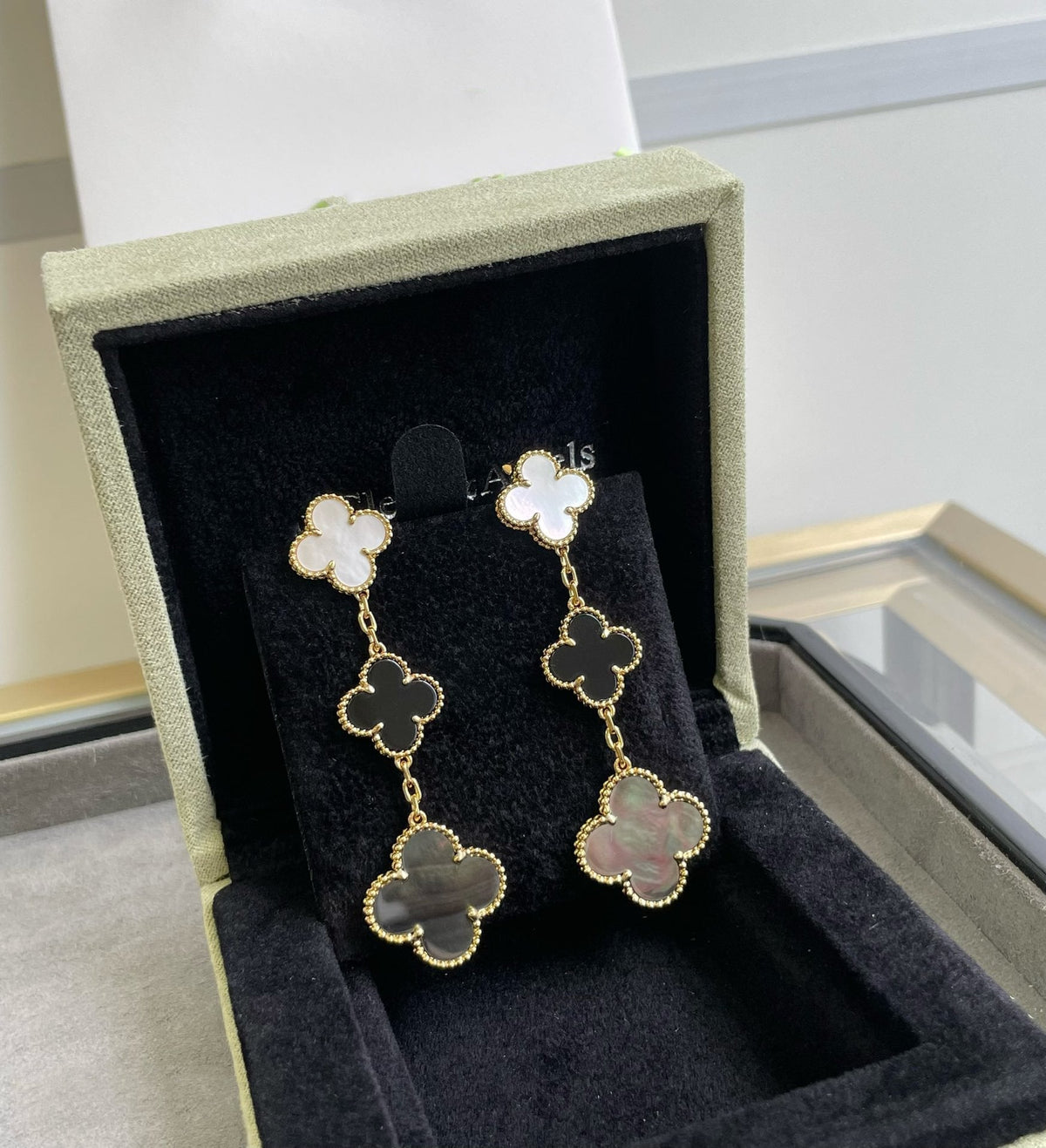 [sparkle Jewelry ]CLOVER 3 MOTIF MOP ONYX DARK MOP PINK GOLD EARRINGS