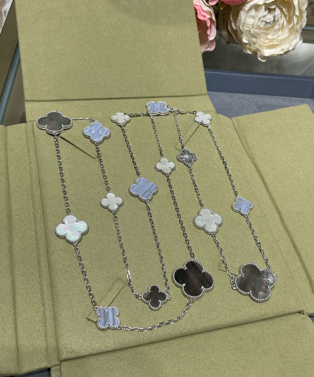 [sparkle Jewelry ]CLOVER 16 MOTIF CHALCEDONY MOP SILVER NECKLACE