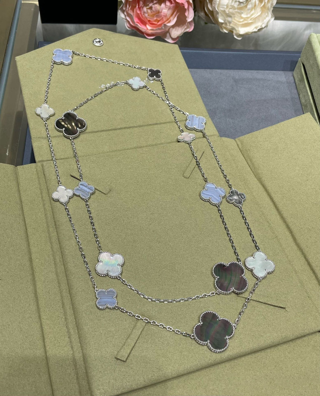 [sparkle Jewelry ]CLOVER 16 MOTIF CHALCEDONY MOP SILVER NECKLACE
