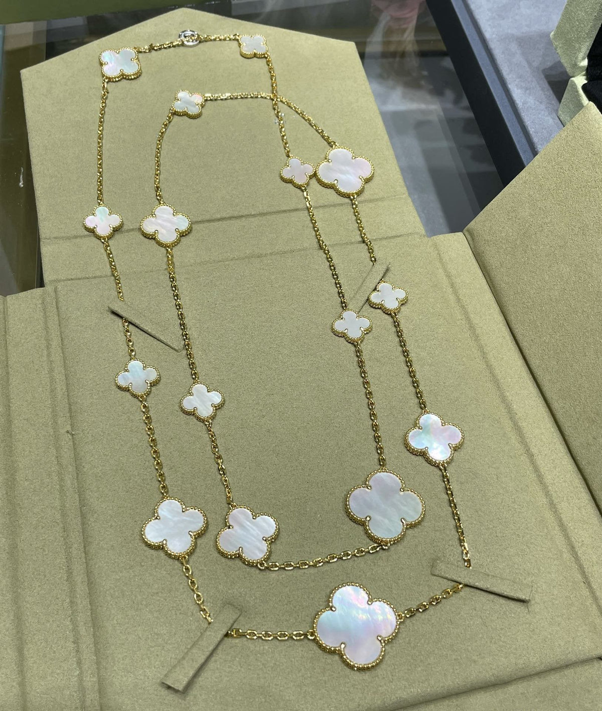 [sparkle Jewelry ]CLOVER 16 MOTIF WHITE MOP GOLD NECKLACE