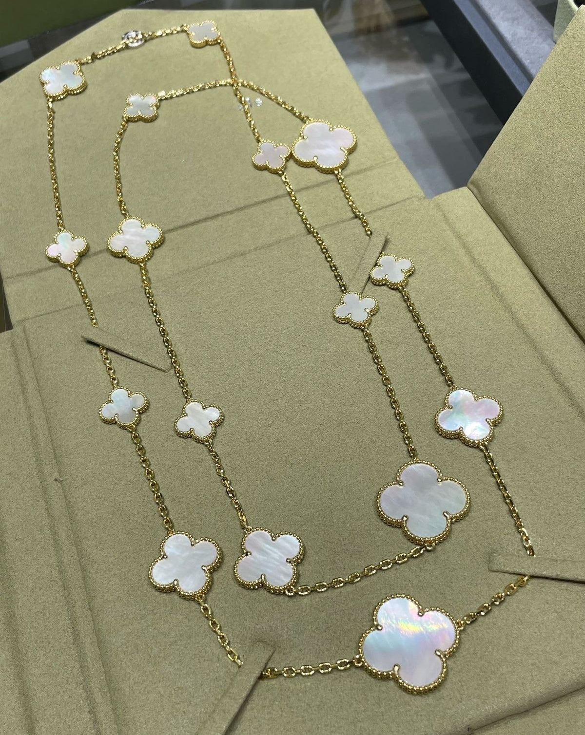 [sparkle Jewelry ]CLOVER 16 MOTIF WHITE MOP GOLD NECKLACE