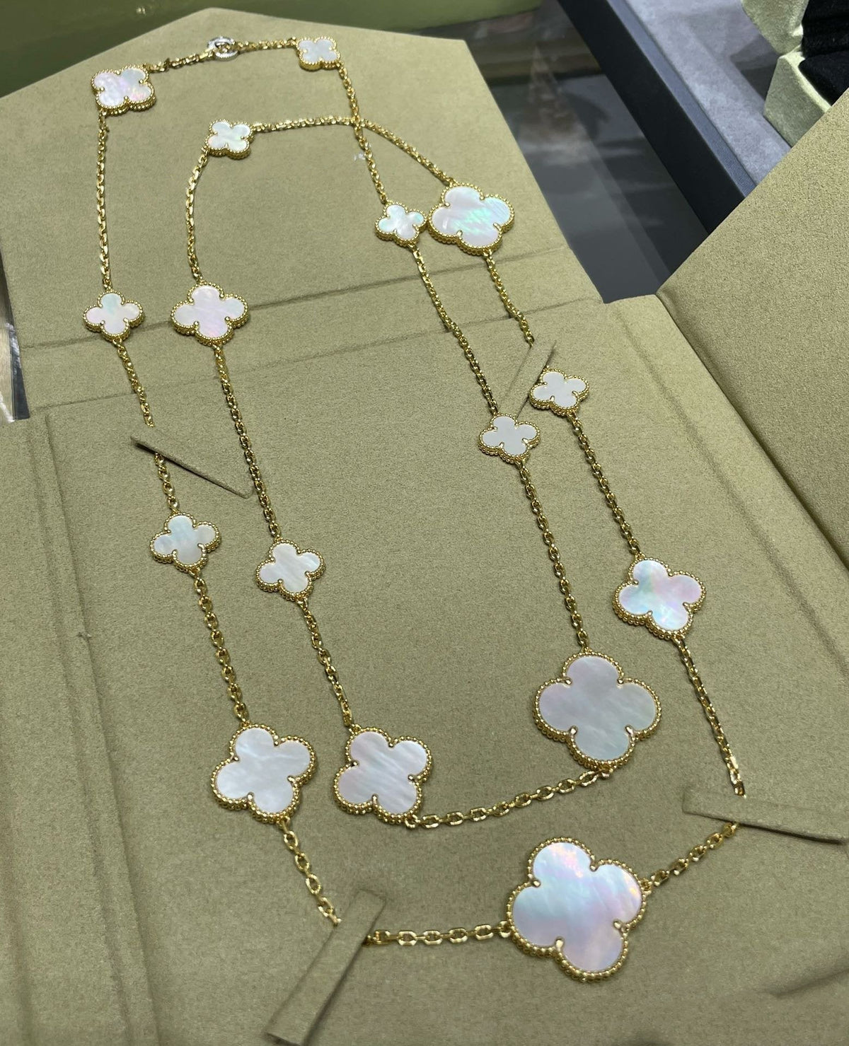 [sparkle Jewelry ]CLOVER 16 MOTIF WHITE MOP GOLD NECKLACE