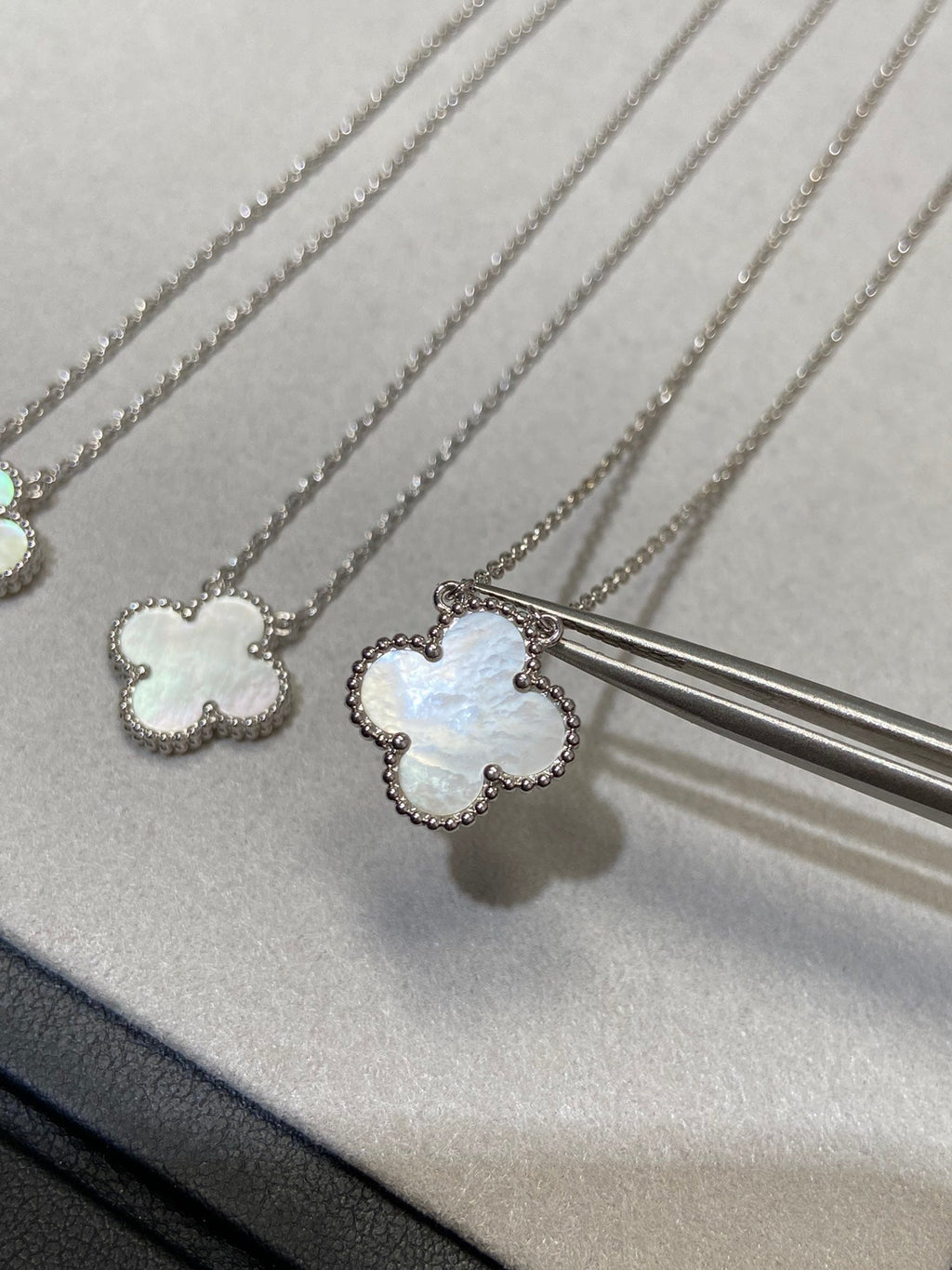 [sparkle Jewelry ]CLOVER MEDIUM SILVER WHITE MOP NECKLACE