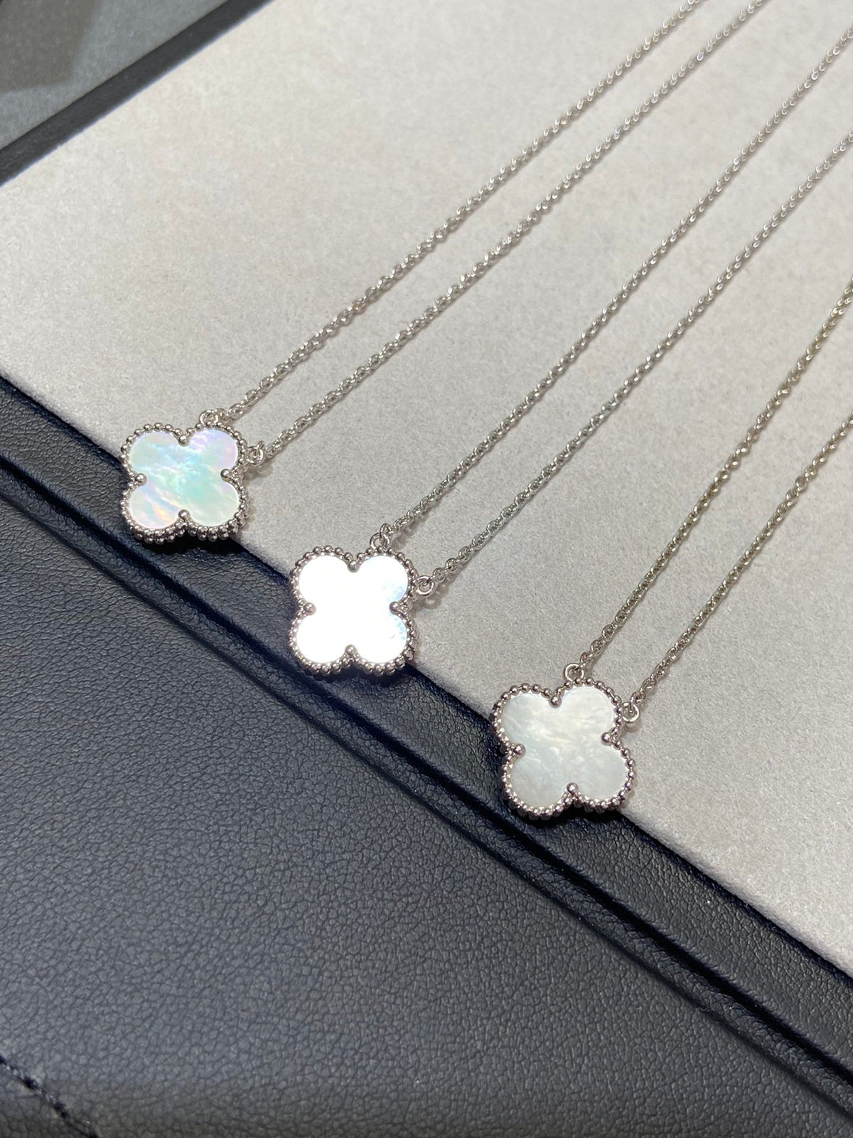 [sparkle Jewelry ]CLOVER MEDIUM SILVER WHITE MOP NECKLACE