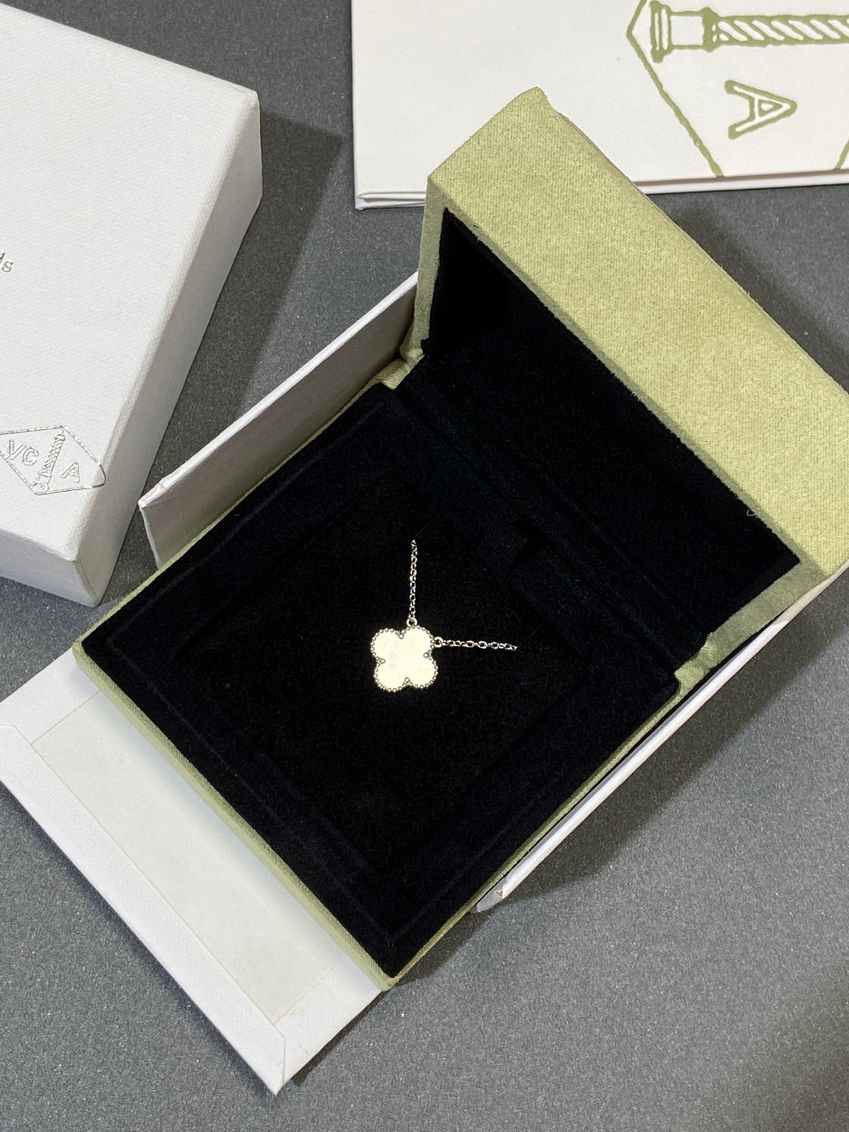 [sparkle Jewelry ]CLOVER MEDIUM SILVER WHITE MOP NECKLACE