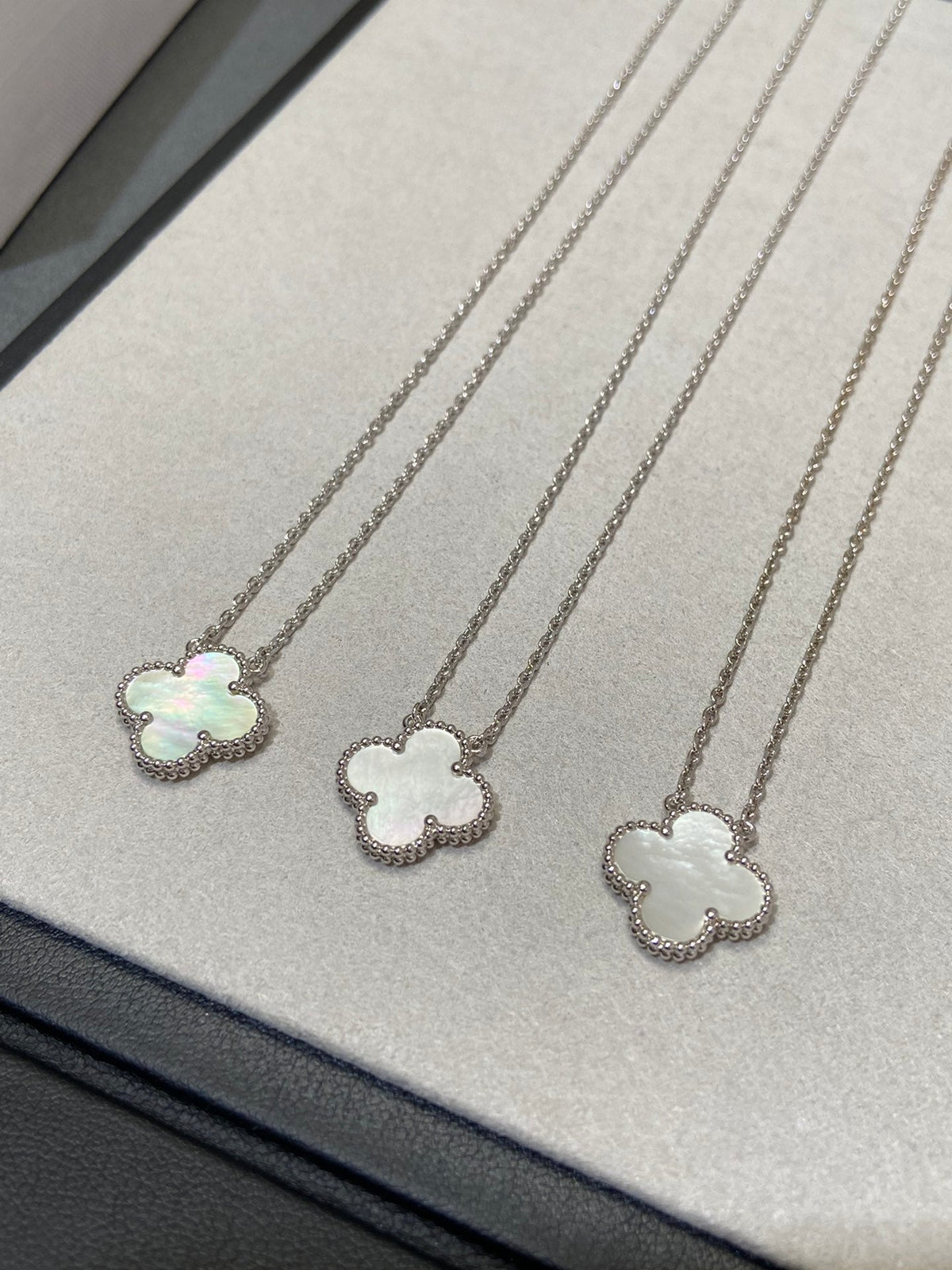 [sparkle Jewelry ]CLOVER MEDIUM SILVER WHITE MOP NECKLACE