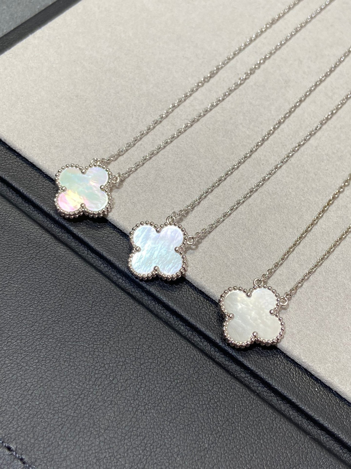 [sparkle Jewelry ]CLOVER MEDIUM SILVER WHITE MOP NECKLACE