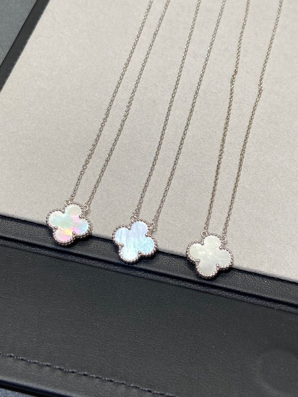 [sparkle Jewelry ]CLOVER MEDIUM SILVER WHITE MOP NECKLACE