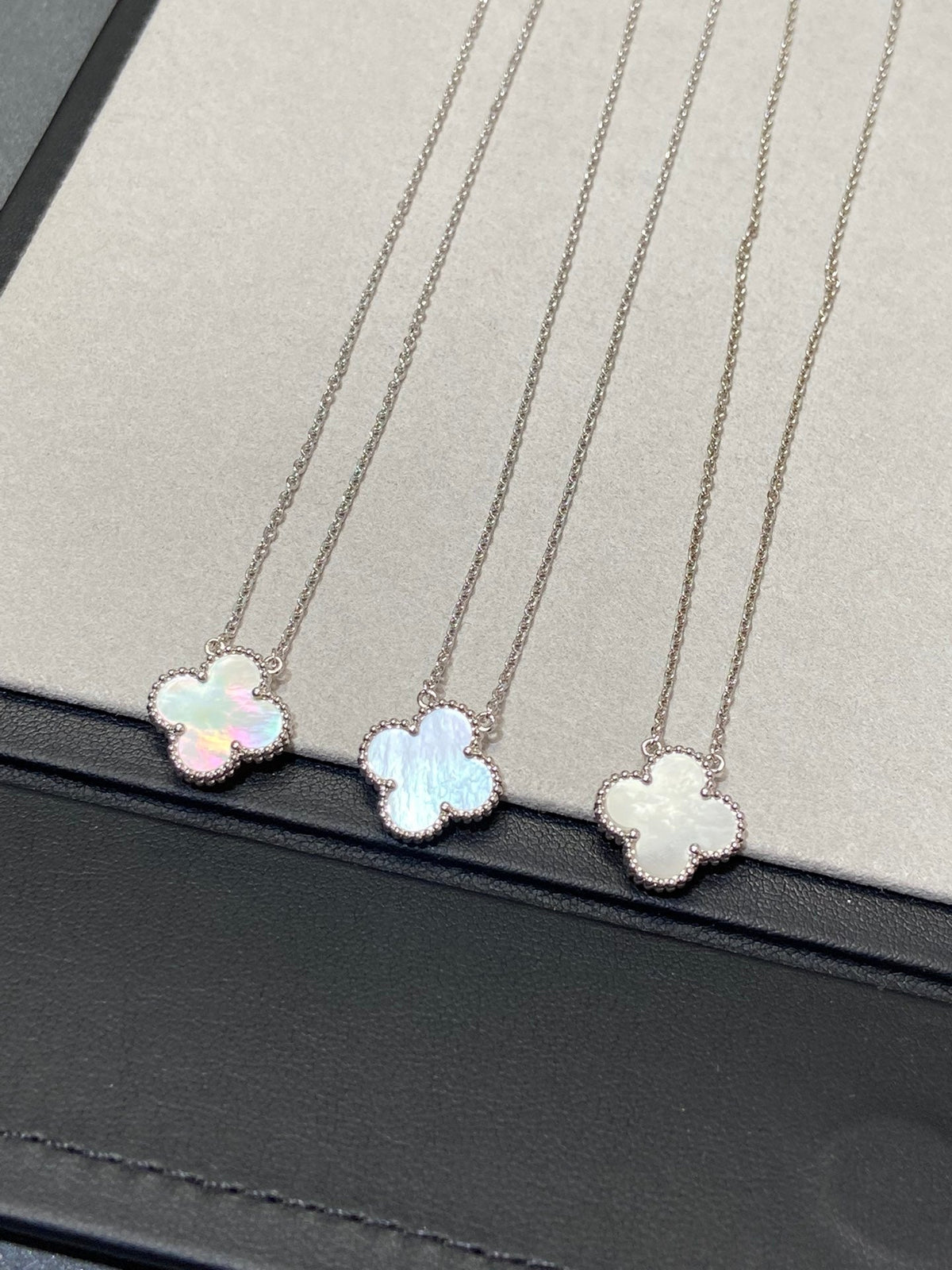 [sparkle Jewelry ]CLOVER MEDIUM SILVER WHITE MOP NECKLACE