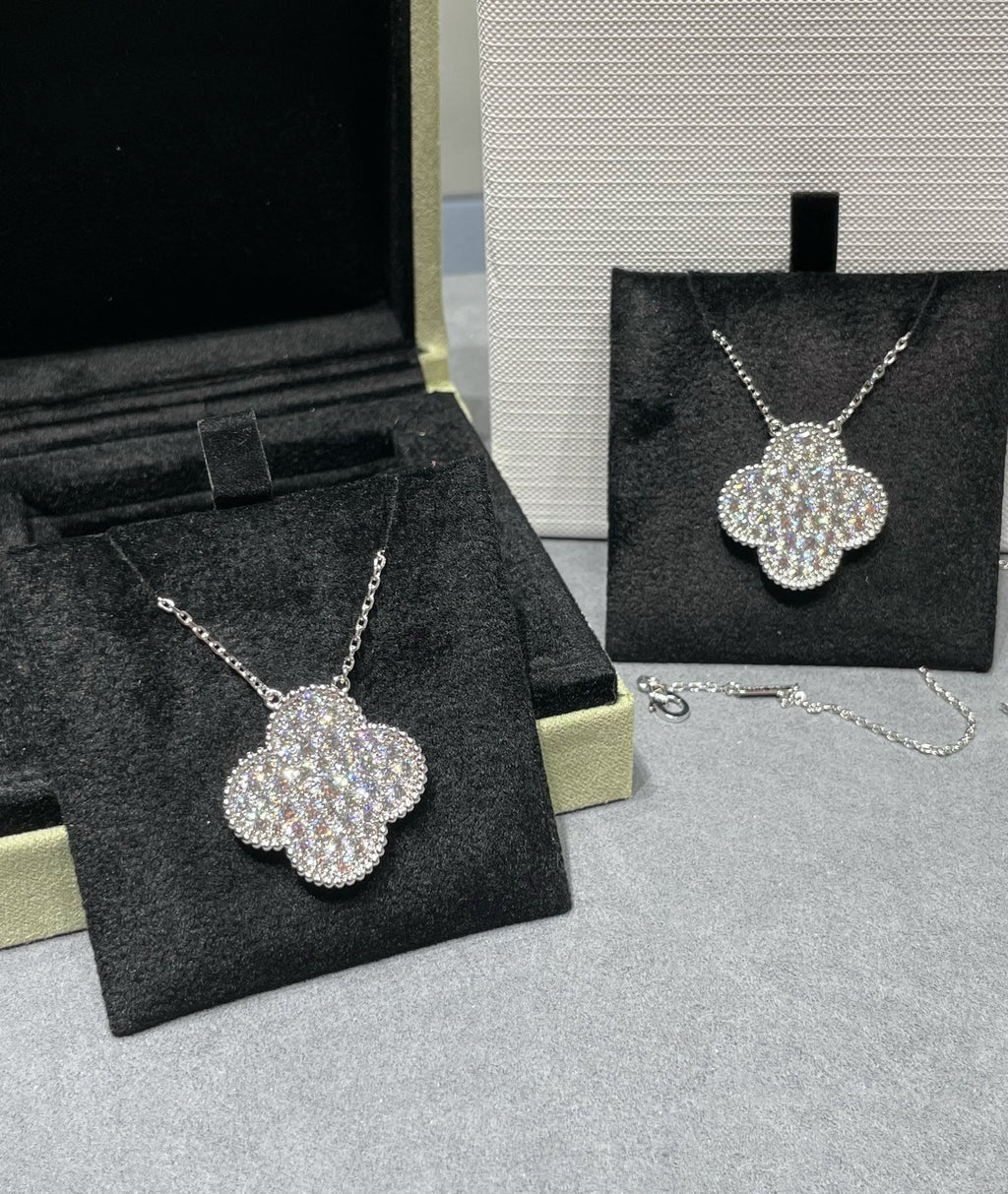 [sparkle Jewelry ]CLOVER 25MM LARGE PENDANT DIAMOND PAVED SILVER NECKLACE