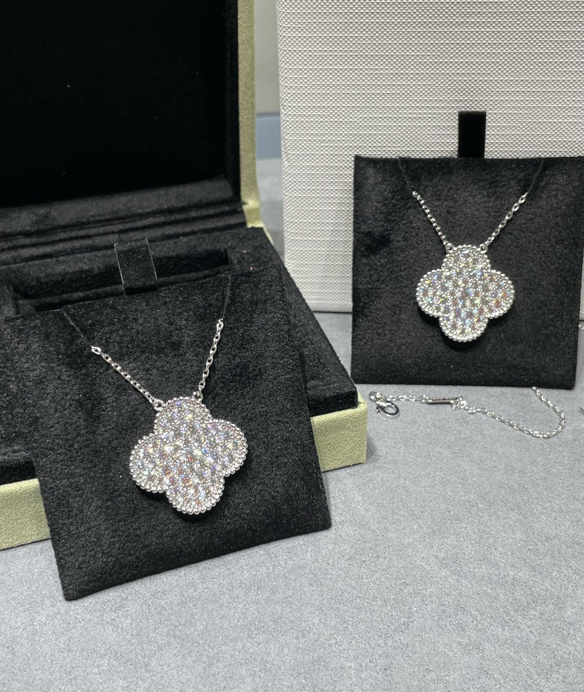 [sparkle Jewelry ]CLOVER 25MM LARGE PENDANT DIAMOND PAVED SILVER NECKLACE