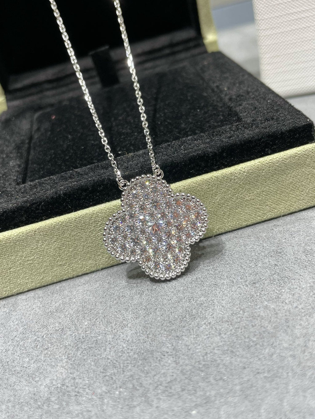 [sparkle Jewelry ]CLOVER 25MM LARGE PENDANT DIAMOND PAVED SILVER NECKLACE