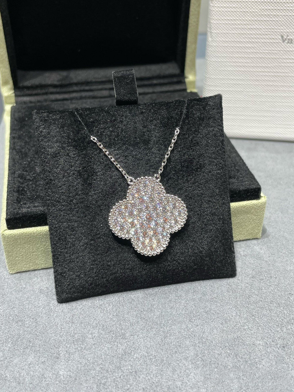 [sparkle Jewelry ]CLOVER 25MM LARGE PENDANT DIAMOND PAVED SILVER NECKLACE