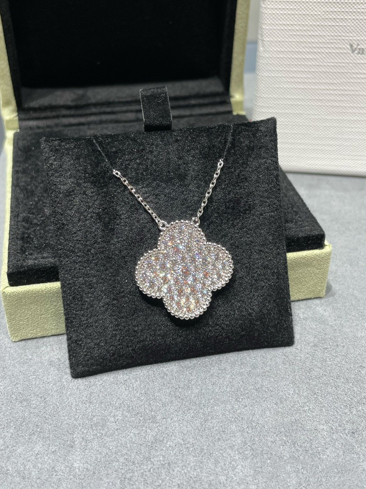 [sparkle Jewelry ]CLOVER 25MM LARGE PENDANT DIAMOND PAVED SILVER NECKLACE