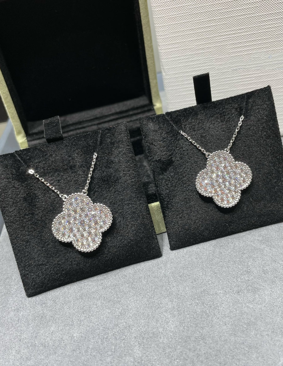 [sparkle Jewelry ]CLOVER 25MM LARGE PENDANT DIAMOND PAVED SILVER NECKLACE