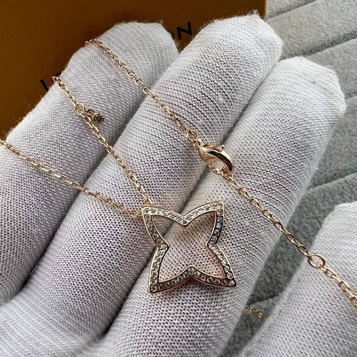 [sparkle Jewelry]FOUR-LEAF CLOVER OPENWORK NECKLACE