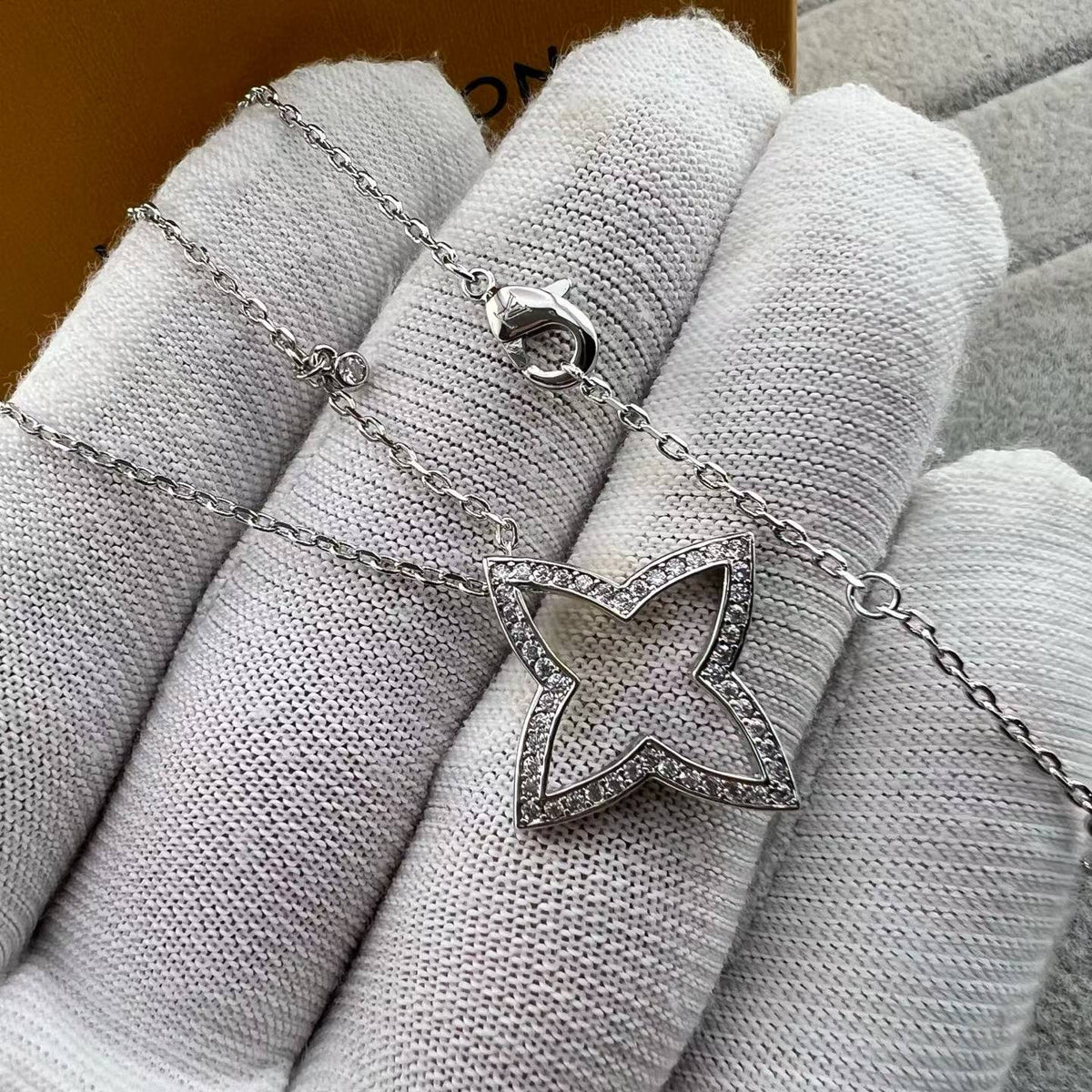 [sparkle Jewelry]FOUR-LEAF CLOVER OPENWORK NECKLACE