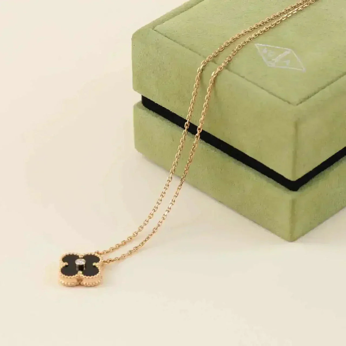 [sparkle Jewelry ]CLOVER 15MM DIAMOND ONYX NECKLACE