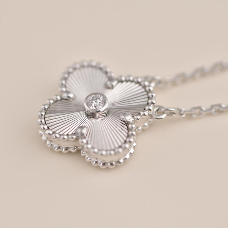 [sparkle Jewelry ]CLOVER  15MM DIAMOND LASER NECKLACE SILVER