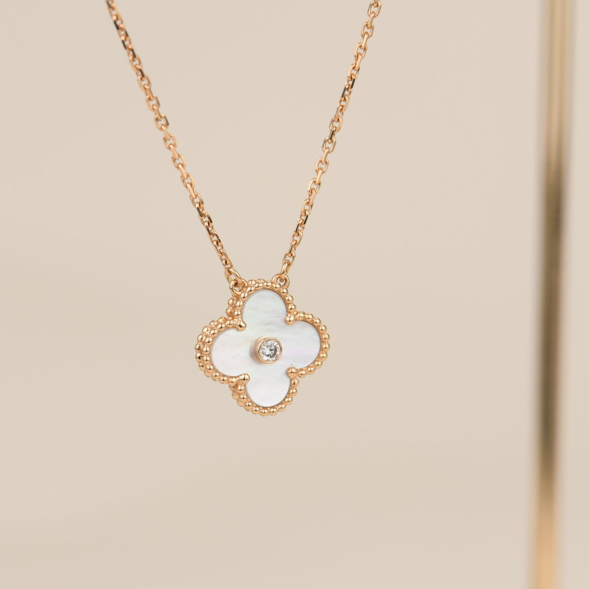 [sparkle Jewelry ]CLOVER 15MM DIAMOND WHITE FRITILLARIA NECKLACE